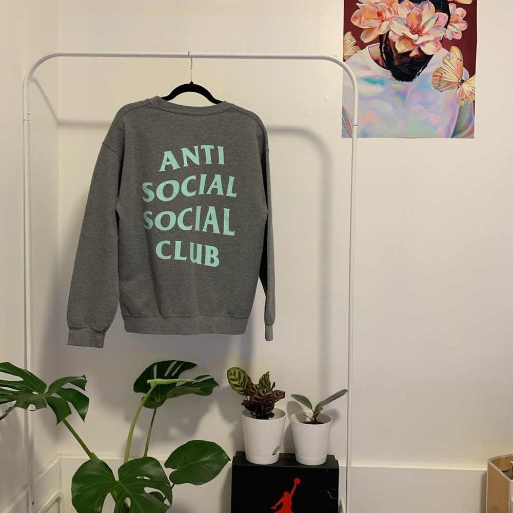 Hi fellow shoppers , im selling this crew neck